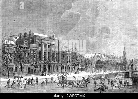 Hiver en Hollande : le canal de l'Empereur, Amsterdam, 1864. 'Dans toute son étendue [Hollande] est traversée par des rivières et des canaux, qui forment la route haute pour le commerce multiforme et l'intercommunication en cours entre ses nombreuses villes et villages. En hiver, toutes ces "routes d'eau", comme les Hollandais les appellent à juste titre, sont rendues impraticables... alors le roi Frost revendique ces routes d'eau comme son propre domaine et territoire, et jette sur leur surface une épaisse couche de glace sur laquelle des dizaines de milliers de patineurs - hommes et femmes, garçons et filles, de toutes les stations et de tous les grades - Banque D'Images