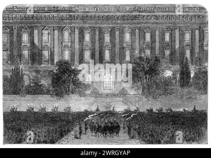 Visite du Prince et de la Princesse de Galles en Suède : procession aux flambeaux au Palais Royal de Stockholm - d'après un croquis de notre artiste spécial, 1864. Le futur roi Édouard VII et la reine Alexandra en Scandinavie. «... alors que les membres de la famille royale prenaient place dans [les calèches], des pieds courants, avec des flambeaux, se précipitaient à l'avant, les cavaliers en costumes originaux galopaient à leurs côtés, les entraîneurs eux-mêmes se déchiraient à toute vitesse, et un spectacle passionnant a été présenté... la procession aux flambeaux, pour telle qu'elle était, du quai au palais, était en effet un spectacle curieux. Le « Cha Banque D'Images