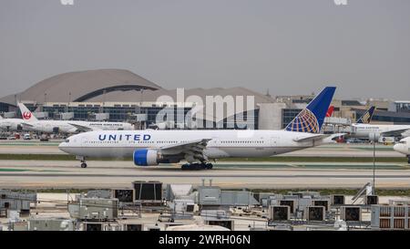 N215UA United Airlines Boeing 777-222 AM Aéroport International de Los Angeles LAX / KLAX Los Angeles, Kalifornien, USA, Vereinigte Staaten von Amerika, 17.02.2024 *** N215UA United Airlines Boeing 777 222 at Los Angeles International Airport LAX KLAX Los Angeles, California, USA, Etats-Unis d'Amérique, 17 02 2024 Banque D'Images