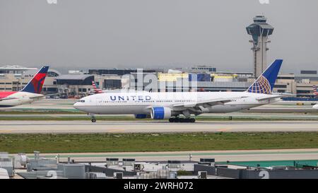 N215UA United Airlines Boeing 777-222 AM Aéroport International de Los Angeles LAX / KLAX Los Angeles, Kalifornien, USA, Vereinigte Staaten von Amerika, 17.02.2024 *** N215UA United Airlines Boeing 777 222 at Los Angeles International Airport LAX KLAX Los Angeles, California, USA, Etats-Unis d'Amérique, 17 02 2024 Banque D'Images