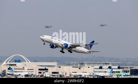 N215UA United Airlines Boeing 777-222 AM Aéroport International de Los Angeles LAX / KLAX Los Angeles, Kalifornien, USA, Vereinigte Staaten von Amerika, 17.02.2024 *** N215UA United Airlines Boeing 777 222 at Los Angeles International Airport LAX KLAX Los Angeles, California, USA, Etats-Unis d'Amérique, 17 02 2024 Banque D'Images