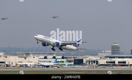 N215UA United Airlines Boeing 777-222 AM Aéroport International de Los Angeles LAX / KLAX Los Angeles, Kalifornien, USA, Vereinigte Staaten von Amerika, 17.02.2024 *** N215UA United Airlines Boeing 777 222 at Los Angeles International Airport LAX KLAX Los Angeles, California, USA, Etats-Unis d'Amérique, 17 02 2024 Banque D'Images