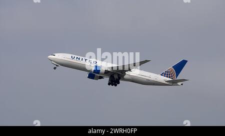 N215UA United Airlines Boeing 777-222 AM Aéroport International de Los Angeles LAX / KLAX Los Angeles, Kalifornien, USA, Vereinigte Staaten von Amerika, 17.02.2024 *** N215UA United Airlines Boeing 777 222 at Los Angeles International Airport LAX KLAX Los Angeles, California, USA, Etats-Unis d'Amérique, 17 02 2024 Banque D'Images