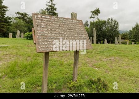 Signe en espagnol indiquant où les monolithes étaient à l'origine situés. Réserve archéologique Los Menhires située dans la ville d'El Mollar à Tucuman A. Banque D'Images