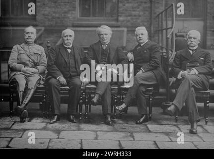 Foch, Clemenceau, Lloyd George, Orlando, Sonnino, entre c1915 et c1920. Le général français Ferdinand Foch (1851-1929), le premier ministre français Georges Benjamin Clemenceau (1841-1929), le premier ministre britannique David Lloyd George (1863-1945), le premier ministre italien Vittorio Emanuele Orlando (1860-1952) et le ministre italien des Affaires étrangères Baron Sidney Costantino Sonnino (1847-1922). Banque D'Images