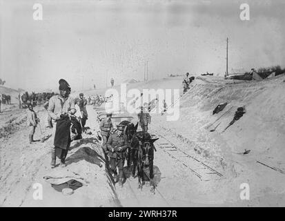 British &amp ; Chinese Road b'ld'rs [c.-à-d. constructeurs], 11 mars 1919. Les troupes ferroviaires canadiennes, possiblement avec des membres du corps travailliste chinois, créent une coupe lors de la construction d'un chemin de fer à voie large à Lapugnoy, en France, le 11 mars 1918. Banque D'Images