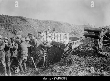 Terrain de défrichement britannique pour Howitzer, entre 1914 et 1918. Soldats britanniques préparant la place pour une pièce d'artillerie d'obusier, probablement pendant la première Guerre mondiale Banque D'Images