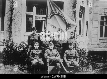 Officiers de Rainbow Division, 1919. Officiers de la division arc-en-ciel (42e division) à Ahrweiler, Allemagne, le 8 janvier 1919. Au premier rang, de gauche à droite : William Neill Hughes, Jr (1878-1969) (mal identifié dans le New-York Tribune comme "Rambaugh"), le major-général Clement Alexander Finley Flagler (1867-1922), et le lieutenant-colonel Stanley Maddox Rumbough (1886-1961) (mal identifié dans le New-York Tribune comme William Hughes). Deuxième rangée, de gauche à droite : le capitaine James M. Boyd, homme non identifié, le major Robert J. Gill et le lieutenant H. W. Fletcher. Banque D'Images