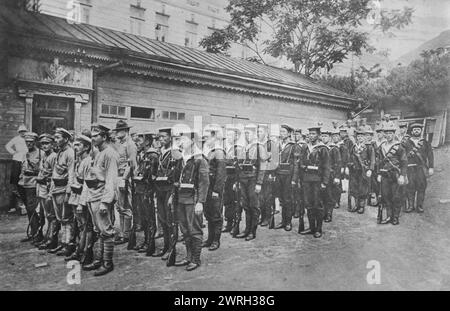 Vladivostock [i.e. Vladisvostok], troupes alliées, novembre 1918 (date de création ou de publication ultérieure). Soldats alliés à Vladisvostok, Russie, y compris Russes, Américains, Britanniques, Chinois et Japonais. Banque D'Images