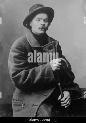 Maxim Gorky, assis avec un manteau épais, 1910. Banque D'Images