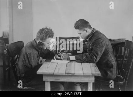 Leçon de télégraphe - soldats paralysés, 06 février 1919. Deux soldats, anciens combattants amputés de la première Guerre mondiale, penchés pour utiliser un télégraphe dans une école professionnelle pour soldats blessés à l'hôpital Walter Reed, Washington, DC. Un soldat a perdu un bras et l'autre une main. Banque D'Images