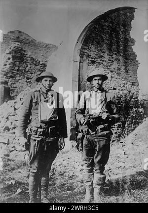 U.S. Soldiers &amp ; pistolet allemand, 11 mars 1918. Deux soldats américains, le caporal Howard Thompson et James H. White qui faisaient partie d'un groupe qui tua et captura plusieurs Allemands dans le no man's Land le 7 mars 1918 pendant la première Guerre mondiale Thompson tient un pistolet pris à un soldat allemand tué par White. La photographie a été prise à Ancerviller, France, le 11 mars 1918. Banque D'Images