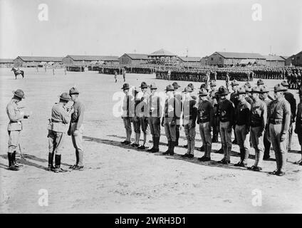 Gen. Cole décorant les marines, Paris Isl'd.. [C.-à-d. Parris Island], S.C. 10 juin 1918 (date de création ou de publication ultérieure). Brigadier général Eli Kelley Cole (1867-1929) qui a servi comme commandant de Marine Barracks, Parris Island, entre janvier et septembre 1918, décernant une décoration militaire à un soldat pendant la première Guerre mondiale Banque D'Images