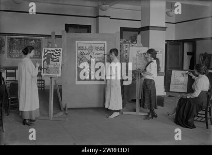 Y.W.C.A. travaux de guerre, entre c1915 et c1920. YWCA femmes créant des affiches dans le cadre de l'effort de guerre pendant la première Guerre mondiale L'image peut se rapporter à la Division de la publicité picturale du Comité de l'information publique et à la Division des arts de l'armée. Banque D'Images