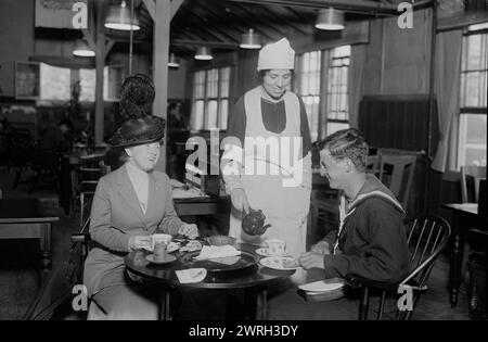 MRS J. Ward & amp ; MRS Jay Gould, 1918. MRS J. Ward et MRS Jay Gould avec marin au Y.M.C.A. Bryant Park Eagle Hut, New York City qui a été ouvert pour servir les soldats pendant la première Guerre mondiale Banque D'Images