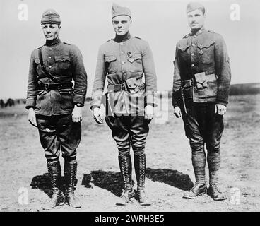 Major T. [Theodore] Roosevelt, Jr., Lieut. C.R. Holmes, Sgt. J. A. Murphy, 5 avril 1918. Le lieutenant Christian R. Holmes et le sergent James A. Murphy de la première division de la vingt-sixième infanterie reçoivent la Croix de Guerre par le major Theodore Roosevelt Jr. pendant la première Guerre mondiale à bois l'Eveque, France, le 5 avril 1918. Banque D'Images