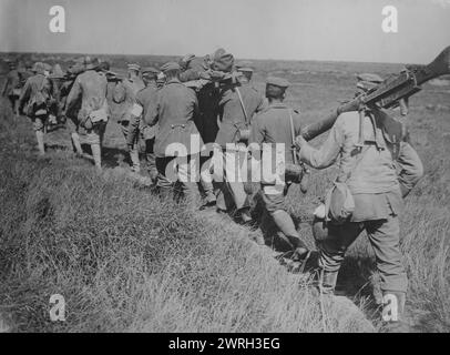 Prisonniers allemands avec des mitrailleuses & amp ; blessés, 21 août 1918. Prisonniers allemands amenant des soldats blessés et des mitrailleuses capturées lors de la troisième bataille de l'Albert, près de Courcelles, France, le 21 août 1918 pendant la première Guerre mondiale Banque D'Images