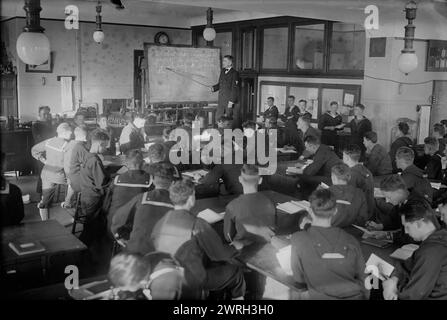 Salle de conférence, mars 1918. La Engineers' Submarine Chaser Training School, créée par le département de la Marine de l'université Columbia, est présentée dans un article du New York Tribune du 27 mars 1918 intitulé « Engineers are Eager to Chase Submarines ». . Banque D'Images