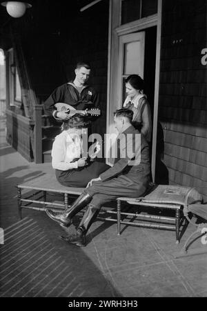 Barnard Canteen, 1918 ou 1919. Soldats et femmes jouant des instruments à la Gould Boathouse de l'Université Columbia, 115th et Riverside Drive, New York. Barnard College a mis en place une cantine dans le hangar à bateaux pour les hommes qui voyageaient à travers New York sur leur chemin de retour de la première Guerre mondiale La cantine a ouvert le 6 mars 1918 et fermé le 24 mars 1919. Banque D'Images