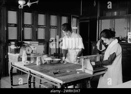 [Barnard Canteen], 1918 ou 1919. Femmes préparant de la nourriture à la Gould Boathouse de l'Université Columbia, 115th et Riverside Drive, New York. Barnard College a installé une cantine dans le hangar à bateaux pour les soldats qui voyageaient à travers New York sur leur chemin de retour de la première Guerre mondiale La cantine a ouvert le 6 mars 1918 et fermé le 24 mars 1919. Banque D'Images