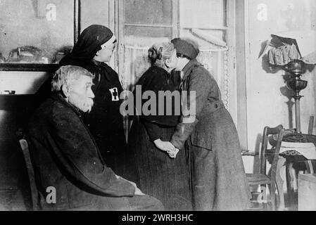 Pont-a-Mousson, Américains visitant les Français âgés, entre 1915 et 1918. Une femme américaine visitant des Français âgés, probablement pendant la première Guerre mondiale Banque D'Images