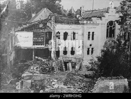 Verdun - imprimerie Laurent, entre c1915 et 1918. La synagogue de Verdun et une imprimerie endommagées pendant la première Guerre mondiale à Verdun, en France. Banque D'Images