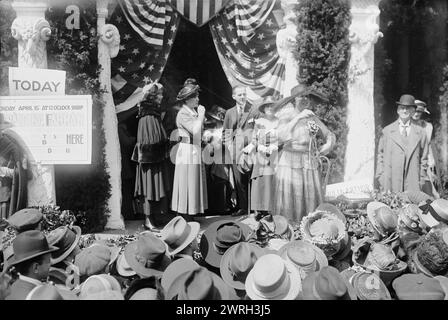 Farrar, le 15 avril 1918. Un concert de la chanteuse d'opéra soprano Geraldine Farrar (1882-1967) qui faisait partie du Liberty Theater de la Women's War relief Association en face de la New York public Library à la 5e Avenue et 42e Rue à New York. Des représentations et des discours ont été tenus pour appeler le public à acheter des Liberty Bonds. Le théâtre faisait partie de la troisième campagne de prêt Liberty, qui s'est tenue du 6 avril 1918 au 4 mai 1918 pendant la première Guerre mondiale Banque D'Images