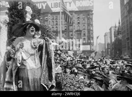 Farrar, le 15 avril 1918. Un concert de la chanteuse d'opéra soprano Geraldine Farrar (1882-1967) qui faisait partie du Liberty Theater de la Women's War relief Association en face de la New York public Library à la 5e Avenue et 42e Rue à New York. Des représentations et des discours ont été tenus pour appeler le public à acheter des Liberty Bonds. Le théâtre faisait partie de la troisième campagne de prêt Liberty, qui s'est tenue du 6 avril 1918 au 4 mai 1918 pendant la première Guerre mondiale Banque D'Images