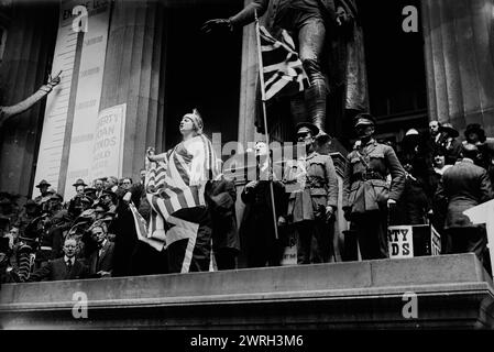 Cecil Arden, mai 1918. Cecil Arden (1894-1989), mezzo-soprano et chanteur d'opéra contralto américain, apparaissant lors d'un rassemblement Liberty Bond de la première Guerre mondiale devant Federal Hall, Wall Street, New York. Arden chante God Save the King. Derrière Arden se trouve le rabbin Stephen S. Wise. Banque D'Images