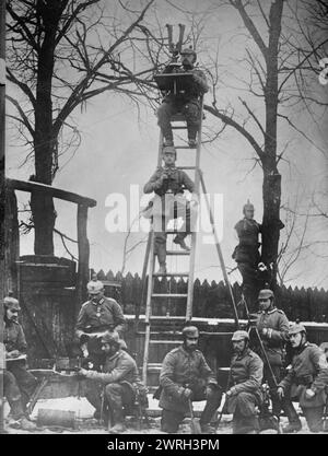 Observateurs allemands, entre 1915 et 1918. Soldats allemands, dont deux sur une échelle et un utilisant un périscope binoculaire de tranchée pendant la première Guerre mondiale Banque D'Images