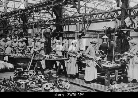 Femmes dans un atelier de robinetterie en laiton, en Angleterre, entre 1915 et 1917. Femmes travaillant dans un atelier de ferrures en laiton en Angleterre pendant la première Guerre mondiale Banque D'Images