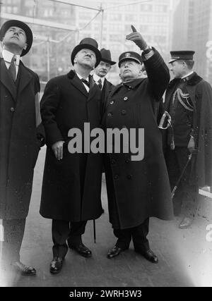 Secy Daniels, capitaine C.A. Adams, 16 mars 1918. Josephus Daniels, secrétaire à la Marine (1862-1948), sur l'U.S.S. Recruit, un faux cuirassé construit à Union Square, New York City par la Marine pour recruter des marins et vendre des Liberty Bonds pendant la première Guerre mondiale Daniels a rendu visite à la recrue le 16 mars 1918. Il s’entretient avec le capitaine Charles Albert Adams (1846-1929), commandant de l’USS Recruit. Banque D'Images