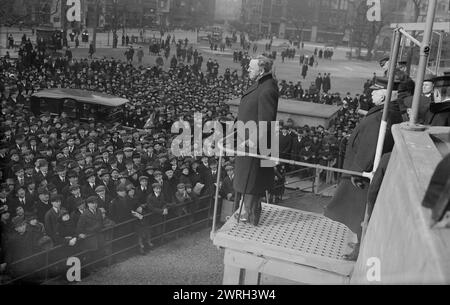 Secy Daniels sur RECRUIT, 16 mars 1918. Le secrétaire à la Marine Josephus Daniels (1862-1948) parlant de l'U.S.S. Recruit, un faux cuirassé construit à Union Square, New York City par la Marine pour recruter des marins et vendre des Liberty Bonds pendant la première Guerre mondiale Daniels a rendu visite à la recrue le 16 mars 1918. Banque D'Images