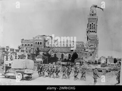 Albert Church &amp ; [Falling] Madonna, entre 1915 et 1918. La basilique notre-Dame de Brebie`RES, Albert, sommes, France après la sculpture de Marie et Jésus au sommet de la tour a été frappé par un obus le 15 janvier 1915, et avant qu'il tombe en avril 1918, pendant la première Guerre mondiale Banque D'Images