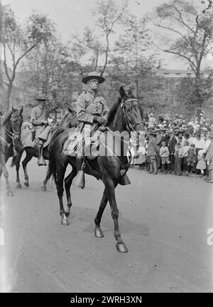 L. Col. P. Loeser, 31 août 1917. Lieutenant-colonel Paul Loeser (décédé en 1943), commandant du 8e Coast Defense Command (Coast Artillery corps) lors d'un défilé de la 27e division (Garde nationale de New York) le 30 août 1917 à New York. Banque D'Images