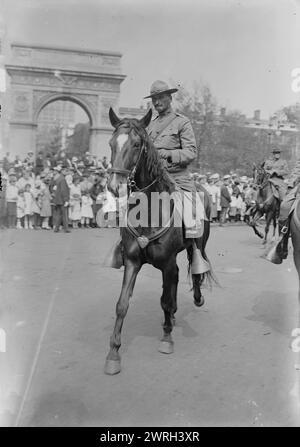 Col. John J. Byrne, 31 août 1917 (date de création ou de publication ultérieure). Le colonel John J. Byrne, commandant de la neuvième défense côtière (corps d'artillerie côtière) lors d'un défilé de la 27e division (Garde nationale de New York) le 30 août 1917 à New York. Banque D'Images