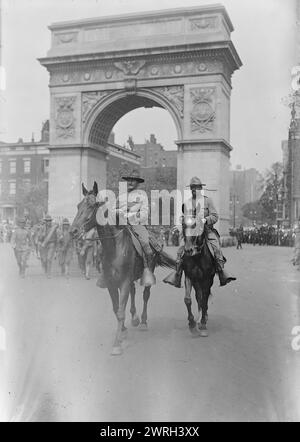 Col. J.S. Boyer, 30 août 1917. Colonel James S. Boyer, commandant de la 1re infanterie lors d'un défilé de la 27e division (Garde nationale de New York) le 30 août 1917 à New York. La Washington Square Arch est en arrière-plan. Banque D'Images