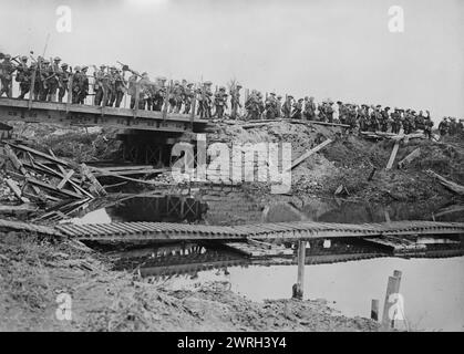 Pont militaire britannique, Flandre, 5 août 1917. Soldats d'infanterie britanniques traversant le pont sur le canal de l'Yser à Boezinge, Flandre occidentale, Belgique, 5 août 1917, au cours de la bataille de Passehendaele pendant la première Guerre mondiale Le pont a été construit par les Royal Engineers après que l'avance britannique eut franchi le canal. Banque D'Images