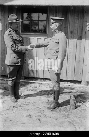 Gen. Bell & amp ; Gen. Crowder, entre 1917 et 1918. Franklin Bell (1856-1919), un officier de l'armée américaine et Enoch H. Crowder (1859-1932, un avocat de l'armée américaine au Camp Upton, une installation de l'armée américaine située sur long Island, à Yaphank, New York, pendant la première Guerre mondiale Banque D'Images