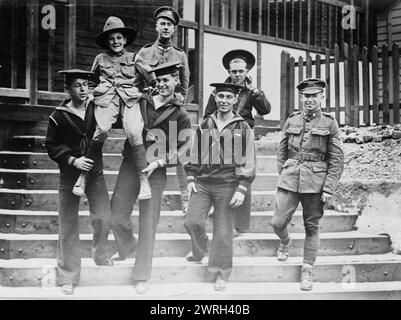 Digby Morton, Phila. Boy Scout, et U.S. Jackies à la cabane "Eagle" à Londres, entre 1915 et 1918. Marins américains et autres militaires avec Digby Morton, un Boy Scout qui était la mascotte du premier détachement américain pendant la première Guerre mondiale, à an Eagle Hut à Londres, en Angleterre. Banque D'Images