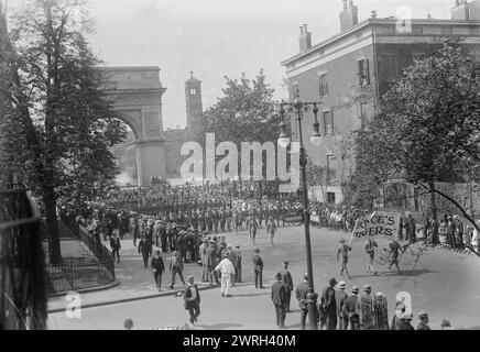 Hommes draftés, 4 septembre 1917. Recrues de l'armée américaine enrôlées des « Boyce's Tigers » marchant près de la Washington Square Arch à New York, le 4 septembre 1917. Banque D'Images