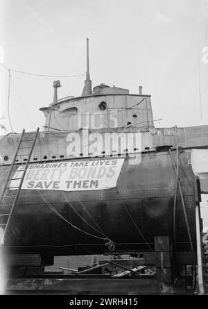 U-boat allemand à N.Y., 25 Oct 1917 (date de création ou de publication ultérieure). Le SM UC-5, un sous-marin allemand de type UC I minelayer (U-boat) capturé par les Alliés, est amené à New York et renommé U-Buy-a-Bond. Le sous-marin participe à la Liberty Loan Parade à New York le 25 octobre 1917. Banque D'Images