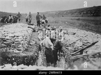 Troupes américaines dans la tranchée en France, 1917. Les troupes américaines en France apprennent à utiliser des fusils à grenade (tromblons) pour tirer des grenades sur les forces allemandes pendant la première Guerre mondiale Banque D'Images