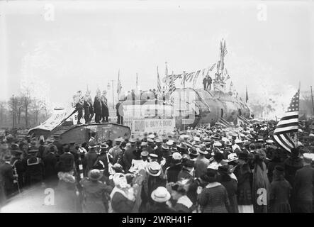 Cortège Liberty Loan à Central Park, 25 octobre 1917. Le SM UC-5, un sous-marin allemand de type UC I minelayer (U-boat) capturé par les Alliés, est amené à New York et renommé U-Buy-a-Bond. Le sous-marin participe à la Liberty Loan Parade à New York le 25 octobre 1917. Banque D'Images