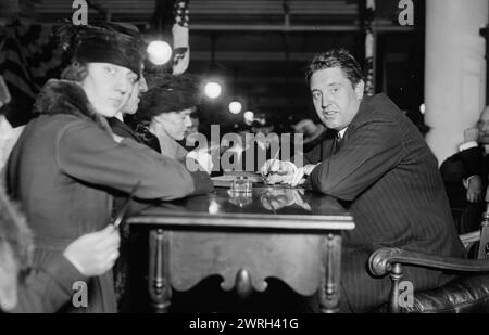 John McCormack vend des Liberty Bonds, 1917 ou 1918. Chanteur ténor irlandais américain John McCormack (1884-1945) assis à une table, vendant Liberty Bonds aux gens pendant la première Guerre mondiale Banque D'Images