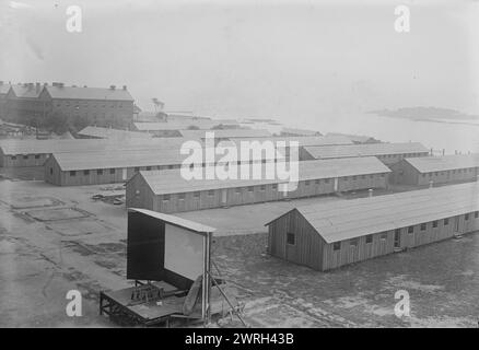 Fort Slocum, cabanes construites pour les hommes de trait, 1917. Logement construit pour les soldats à Fort Slocum, un poste militaire sur Davids' Island, New Rochelle, New York. Fort Slocum a servi comme un important poste de recrutement pendant la première Guerre mondiale Banque D'Images