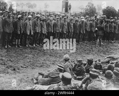 Prisonniers allemands alignés pour l'examen, 8 juin 1917. Prisonniers allemands capturés lors de la bataille de Messines, le 8 juin 1917 pendant la première Guerre mondiale Banque D'Images