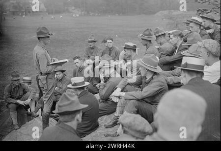 Lecture des lois de guerre au 12e régiment, 20 juillet 1917. Officier lisant les lois de guerre au 12e régiment de la garde nationale de New York à Central Park pendant la première Guerre mondiale Banque D'Images