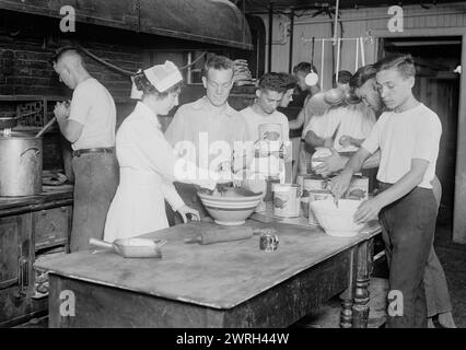 Making Army Coks, Pratt Institute, 9 août 1917 (date de création ou de publication ultérieure). Femme enseignant aux hommes comment cuisiner pour l'armée américaine à l'Institut Pratt, Brooklyn, New York. Banque D'Images