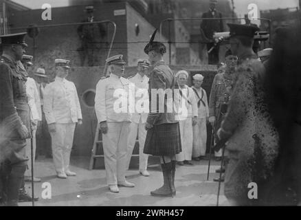 Le capitaine Adams reçoit "Kilties" à bord de l'U.S.S. Recruit, juillet 1917. Capitaine Charles Albert Adams (1846-1929) officier de la marine américaine qui a servi comme commandant de l'USS Recruit, une maquette en bois d'un cuirassé construit à Union Square, New York City par la Navy pour recruter des marins et vendre des Liberty Bonds pendant la première Guerre mondiale Adams salue les membres des régiments des Highlanders canadiens (« Kilties ») qui étaient à New York en juillet 1917 pour aider au recrutement. Banque D'Images